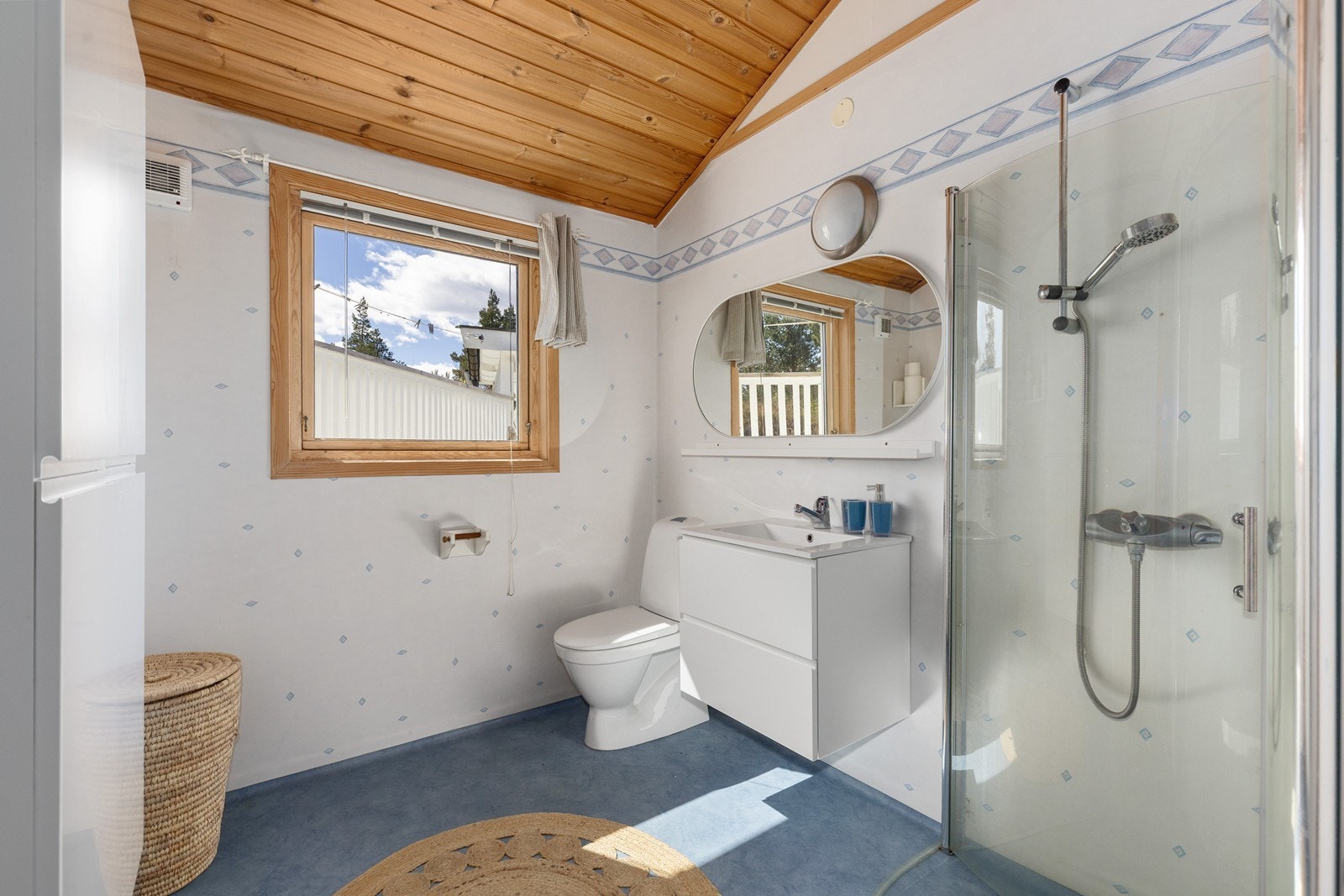 Badet har opplegg for vaskemaskin,
nytt toalett i 2025, og ny baderomsinnredning i 2021. Galleribilde