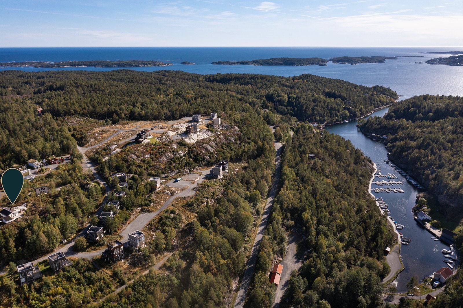 Det går en snarvei fra hytta og ned til båthavna og fergekaia. Det medfølger båtplass for 2026 sesongen. Galleribilde
