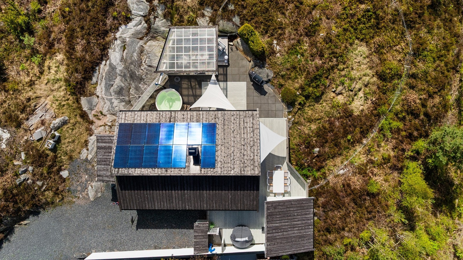 Naturtomt foran hytte er friområde og vil ikke bli bebygd. Det gjøres oppmerksom på at det er et fellesareal og tomtegrense går ved platting og terrasse
. Galleribilde
