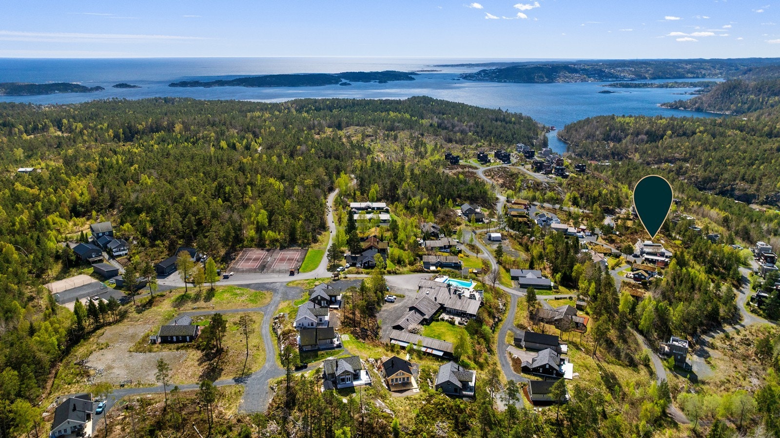 Hytta ligger i trygge og barnevennlige omgivelser med lekeplasser, tennisbane, volleyballbane, fotballbane etc. Galleribilde