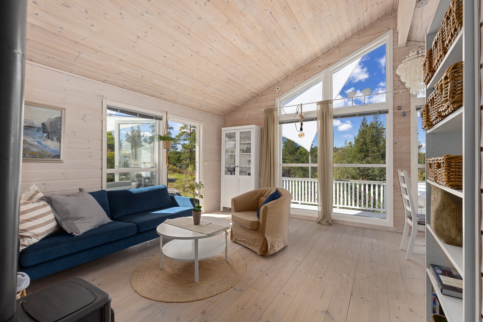 Det har tidligere vært sofa ved vitrineskapet når det var behov for plass til en stor familie. Galleribilde