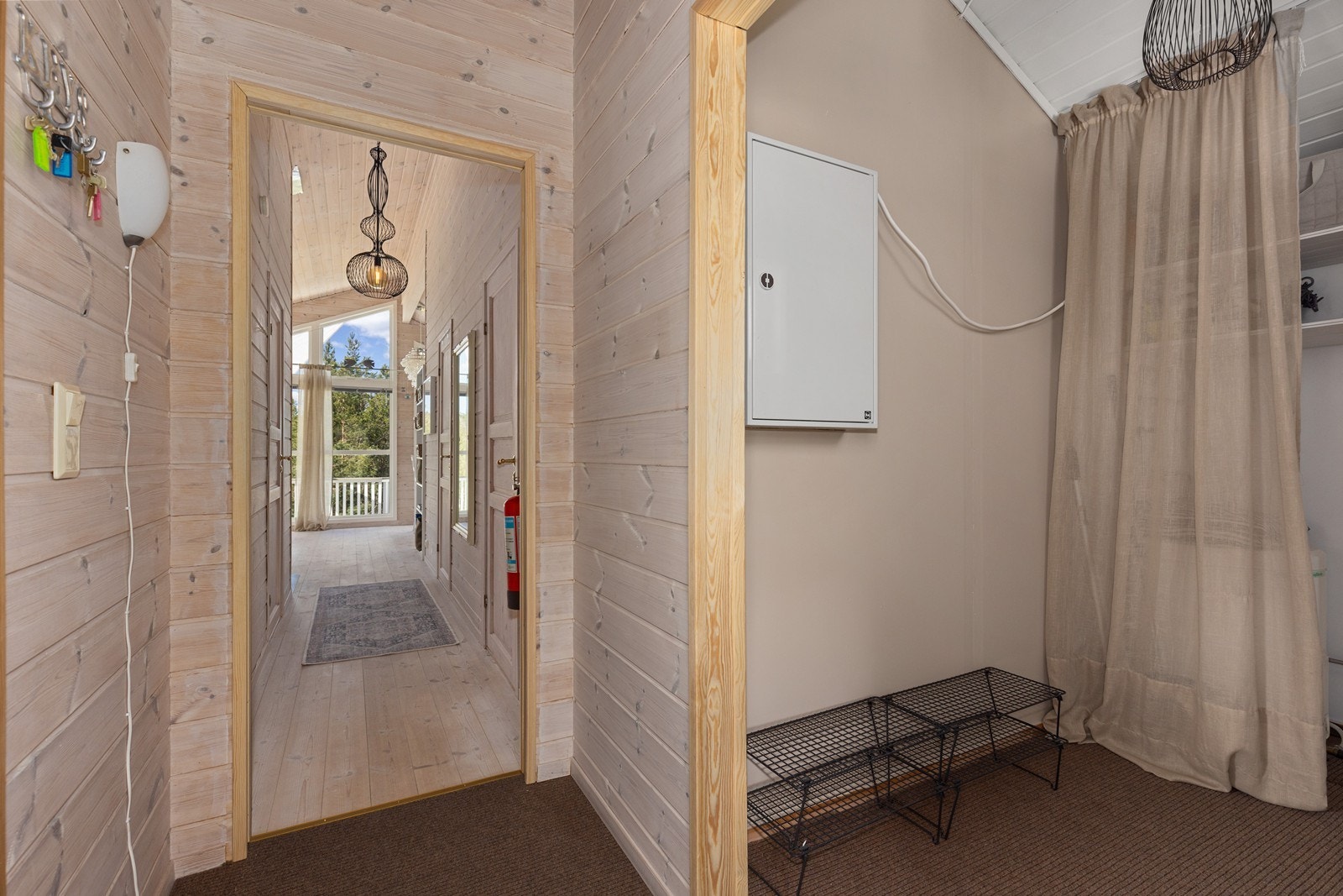 Stor gang med masse plass til både sommer -og vintertøy. Galleribilde