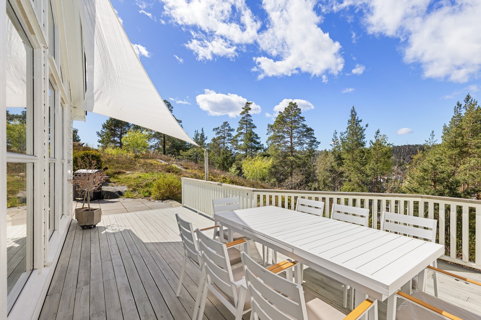 Det er terrasse på ca 50 kvm som brer seg rundt hytta, her finner du alltid en lun og fin plass. Galleribilde
