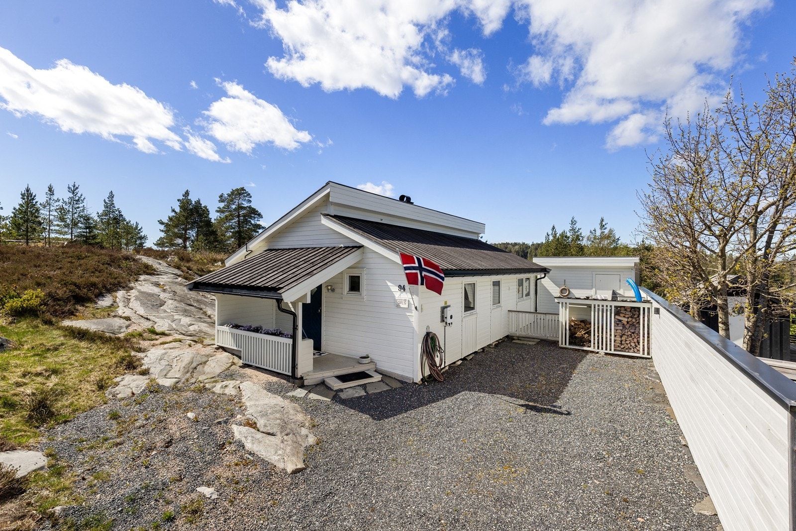 Det er gode parkeringsforhold på tomta og det er montert elbillader. Galleribilde