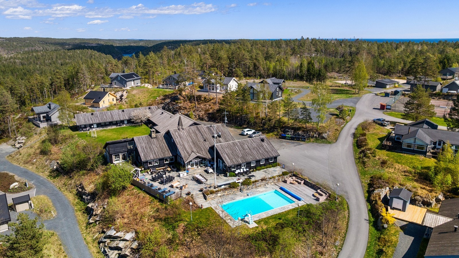 Jegertunet Feriesenter tilbyr svømmebasseng, volleyballbane, tennisbane, lekeplass,
café, restaurant, kiosk, pub, interiørbutikk, båtutleie, kanoutleie etc. Årskort med fri bruk
kr. 2 500 for hele familien for svømmebasseng og kr. 500 for tennisbane. Galleribilde