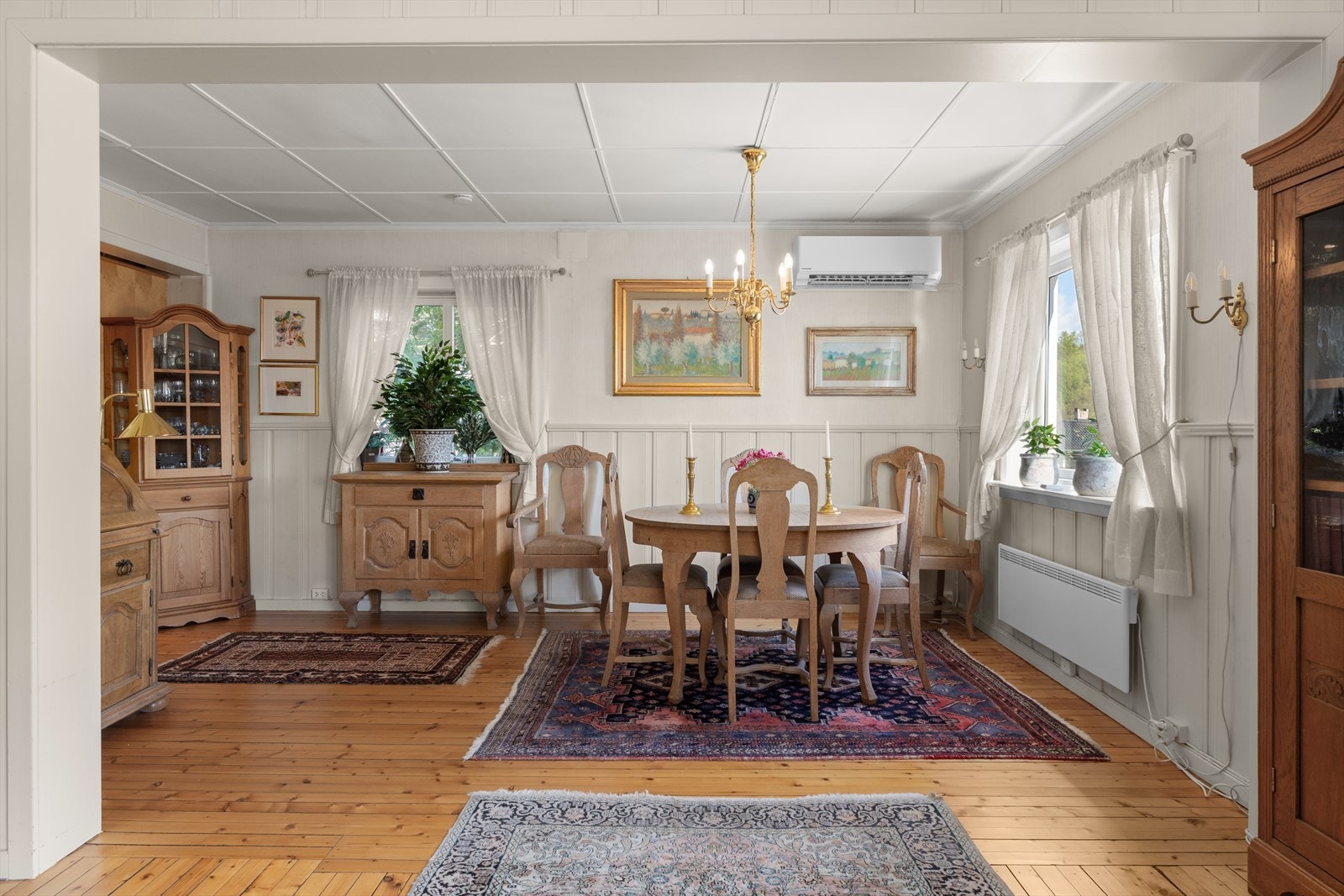Det er god plass til å etablere en hyggelig spisegruppe i rommet Galleribilde