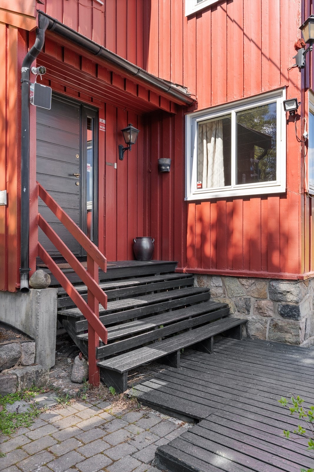 Boligen ønsker deg velkommen via en innbydende entré med adkomst fra trapp Galleribilde