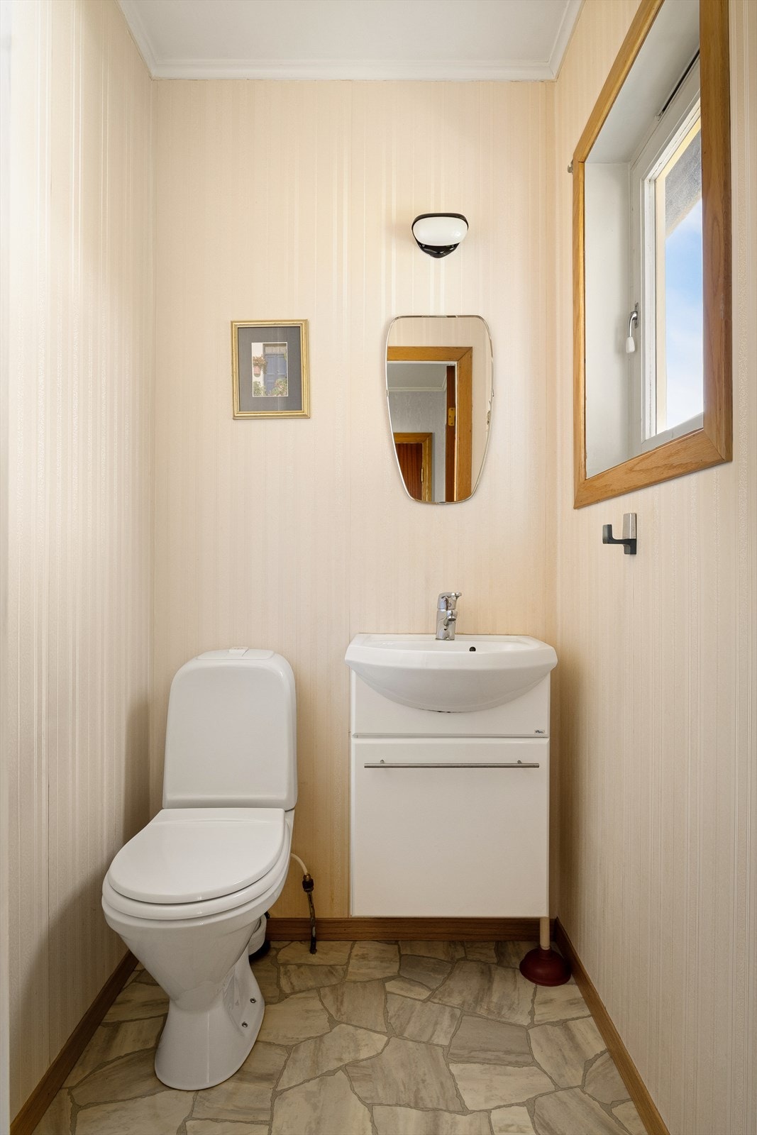 Enkelt WC-rom ved inngangsparti Galleribilde