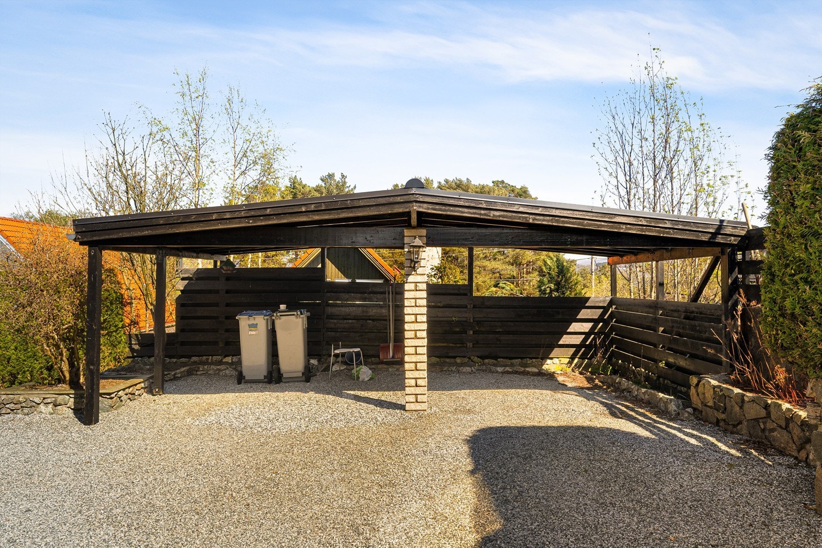 God parkering på eiendommen med dobbel carport og plass til flere biler i innkjørselen. Galleribilde