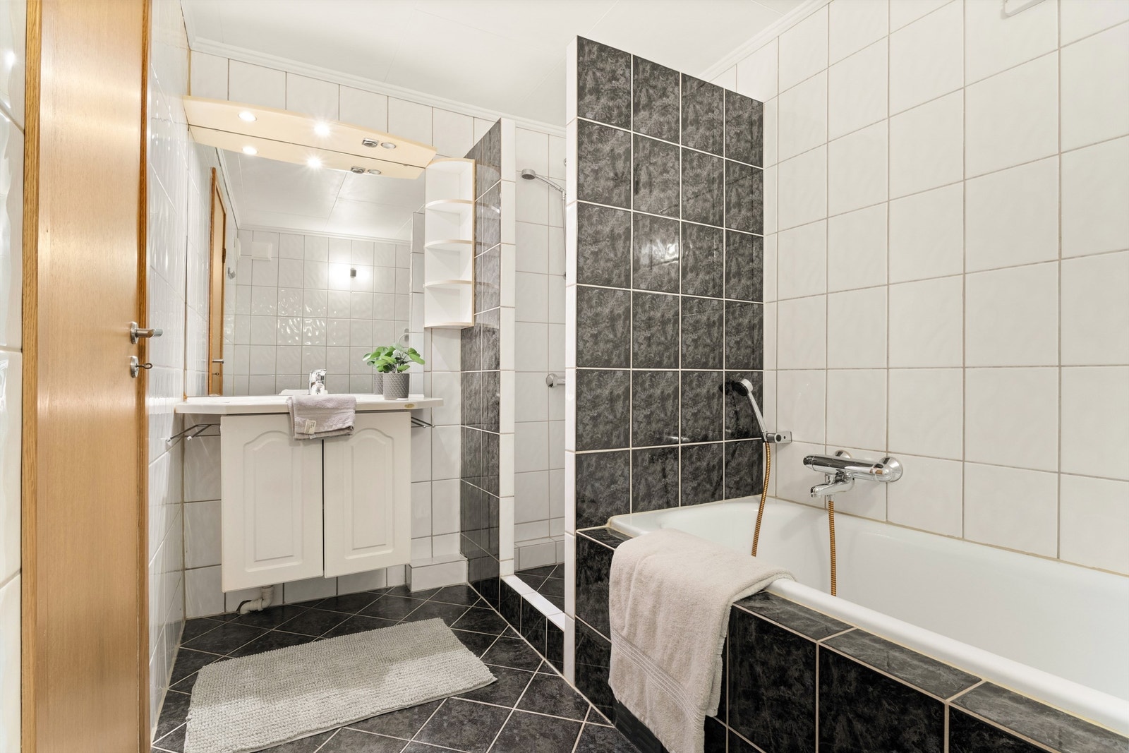 Helfliset bad i underetasjen med både dusj og badekar Galleribilde