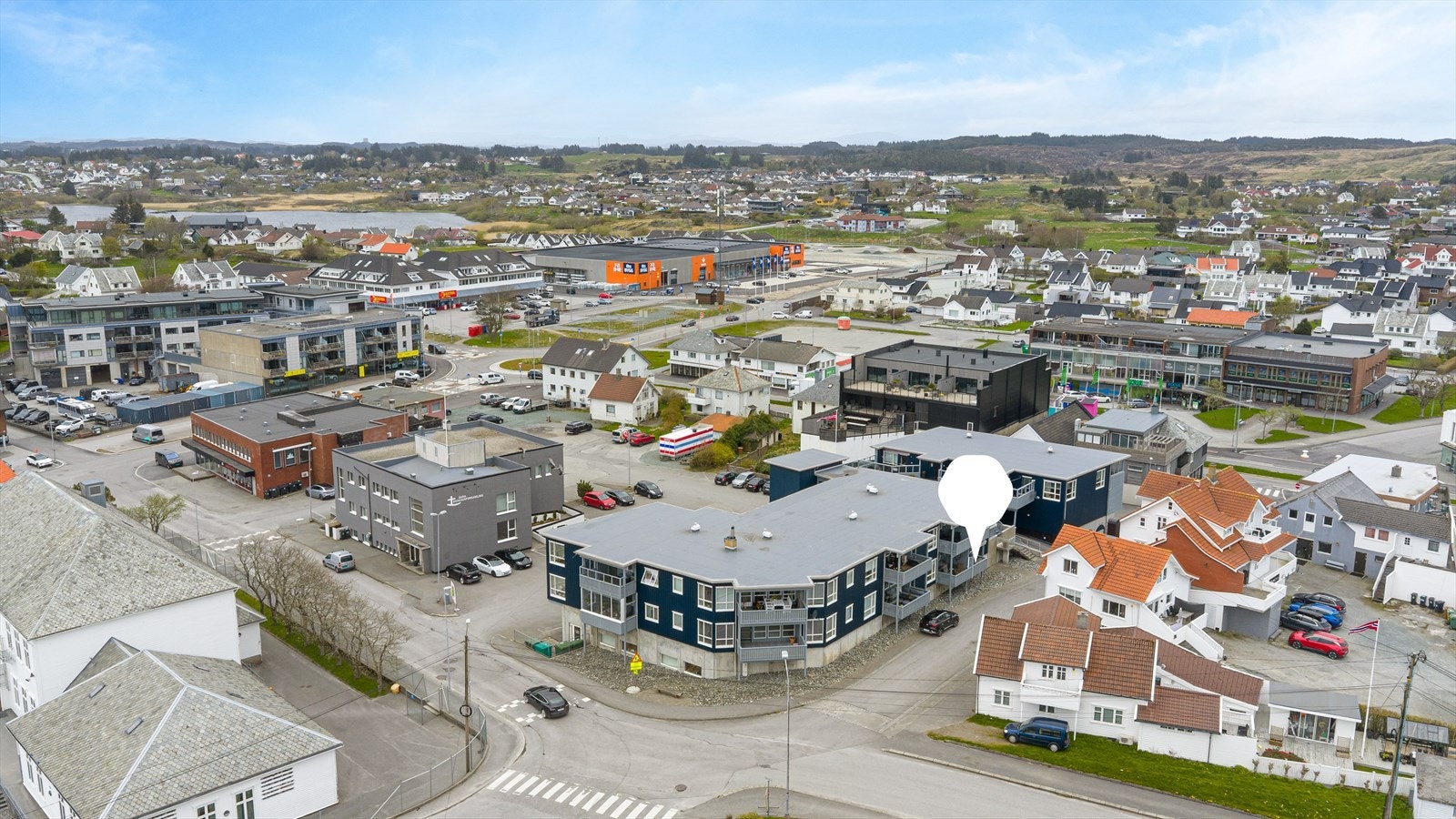Leiligheten har en meget sentral beliggenhet i Bjerkreimbygget i Åkrehamn sentrum Galleribilde