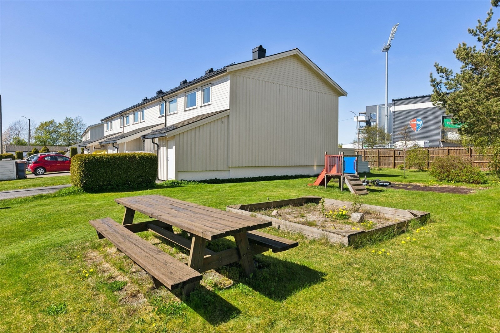 Barnevennlige fellesarealer med lekeplass og sittegrupper. Galleribilde