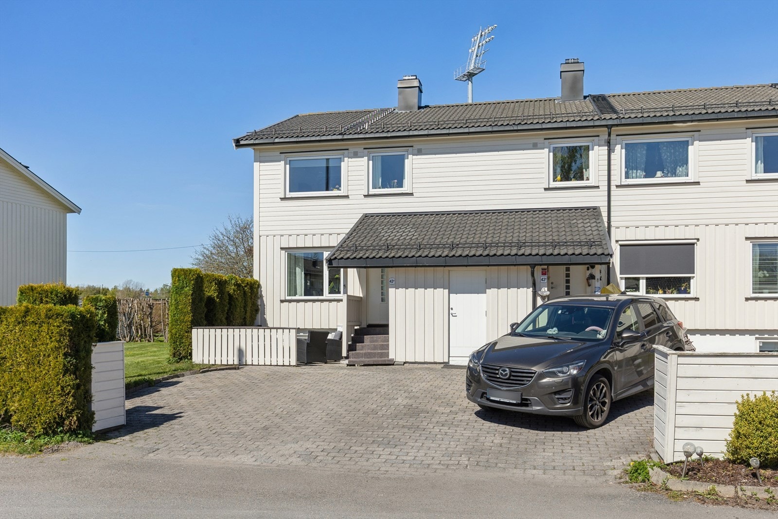 Velkommen til Sprintveien 43A! Et enderekkehus over 3 etasjer og fin beliggenhet i nærheten av idylliske Bugårdsparken. Galleribilde