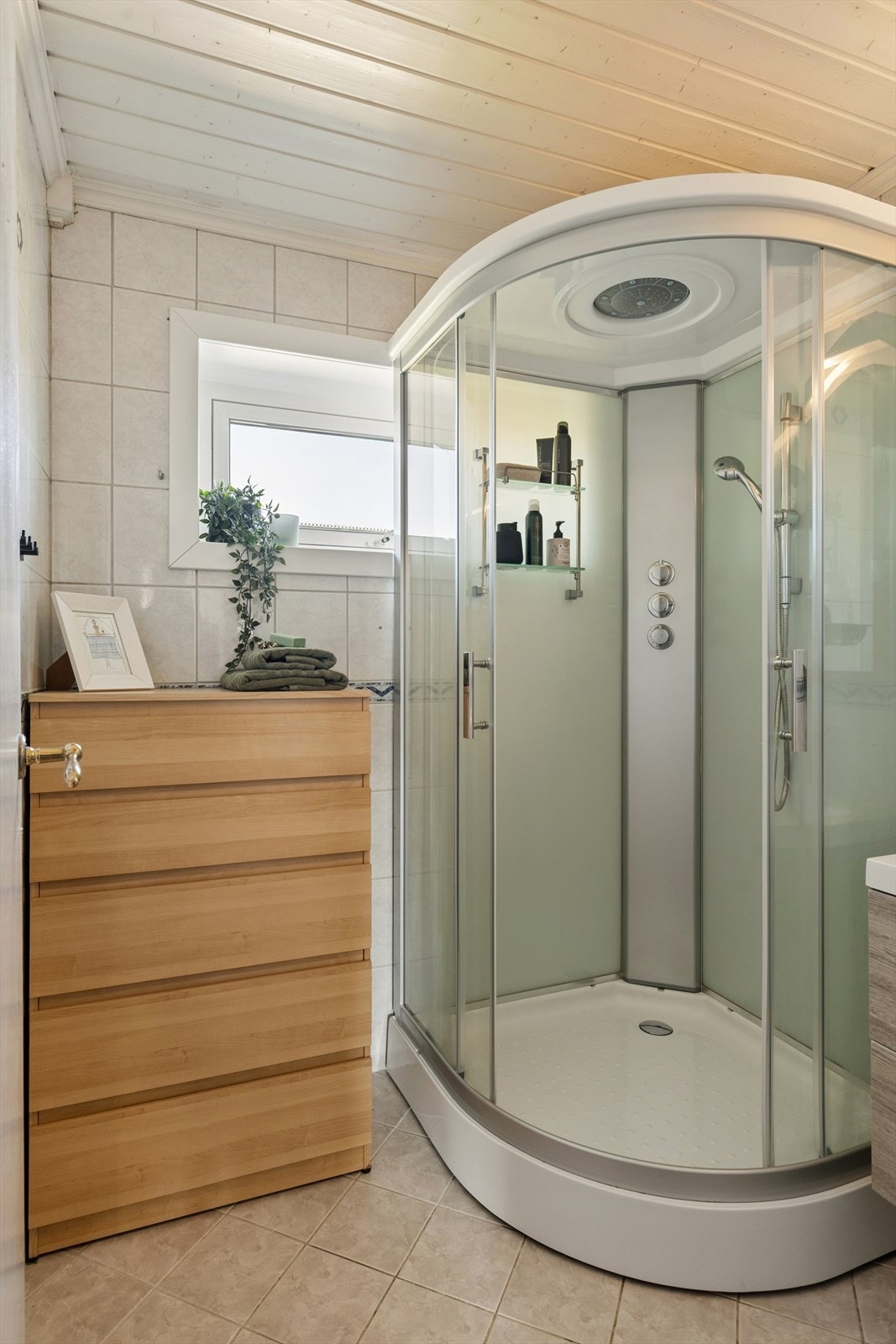 Badet i andre etasje har flislagt gulv med varmekabler. Galleribilde