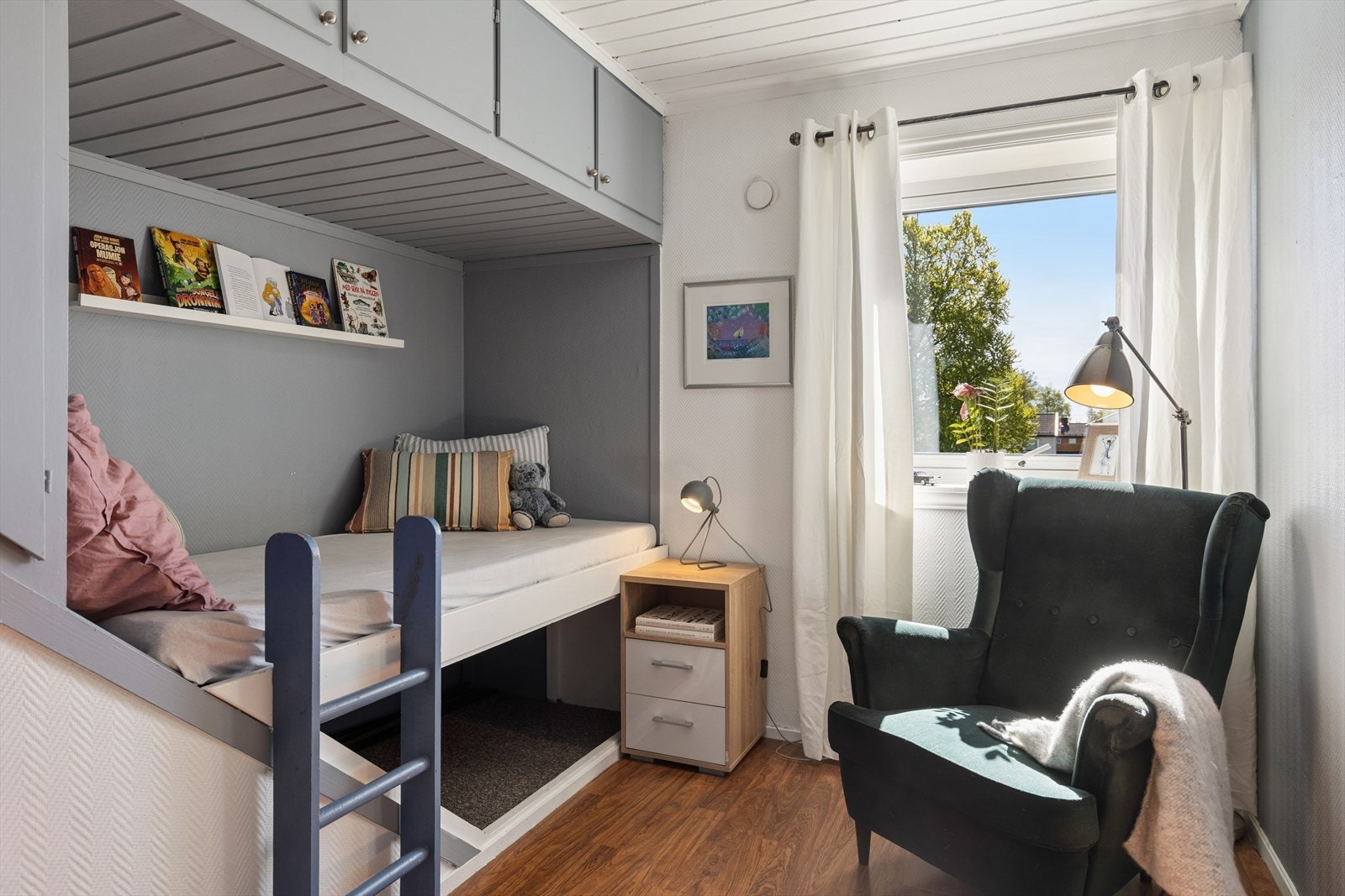Plassbygde løsninger gir effektiv utnyttelse av arealet på barnerommet. Galleribilde