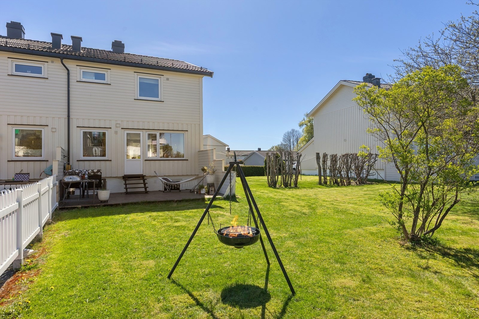 Stor hage med gode muligheter for lek og utendørsaktiviteter. Galleribilde