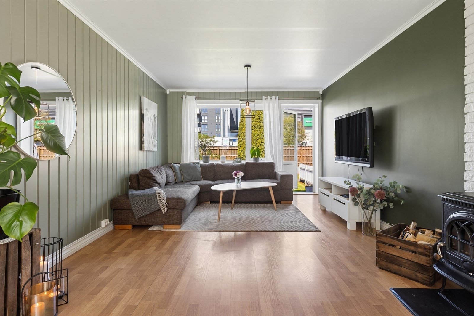 Stuen har god plass til en stor sofagruppe. Utgang til terrassen via balkongdør fra 2013. Galleribilde