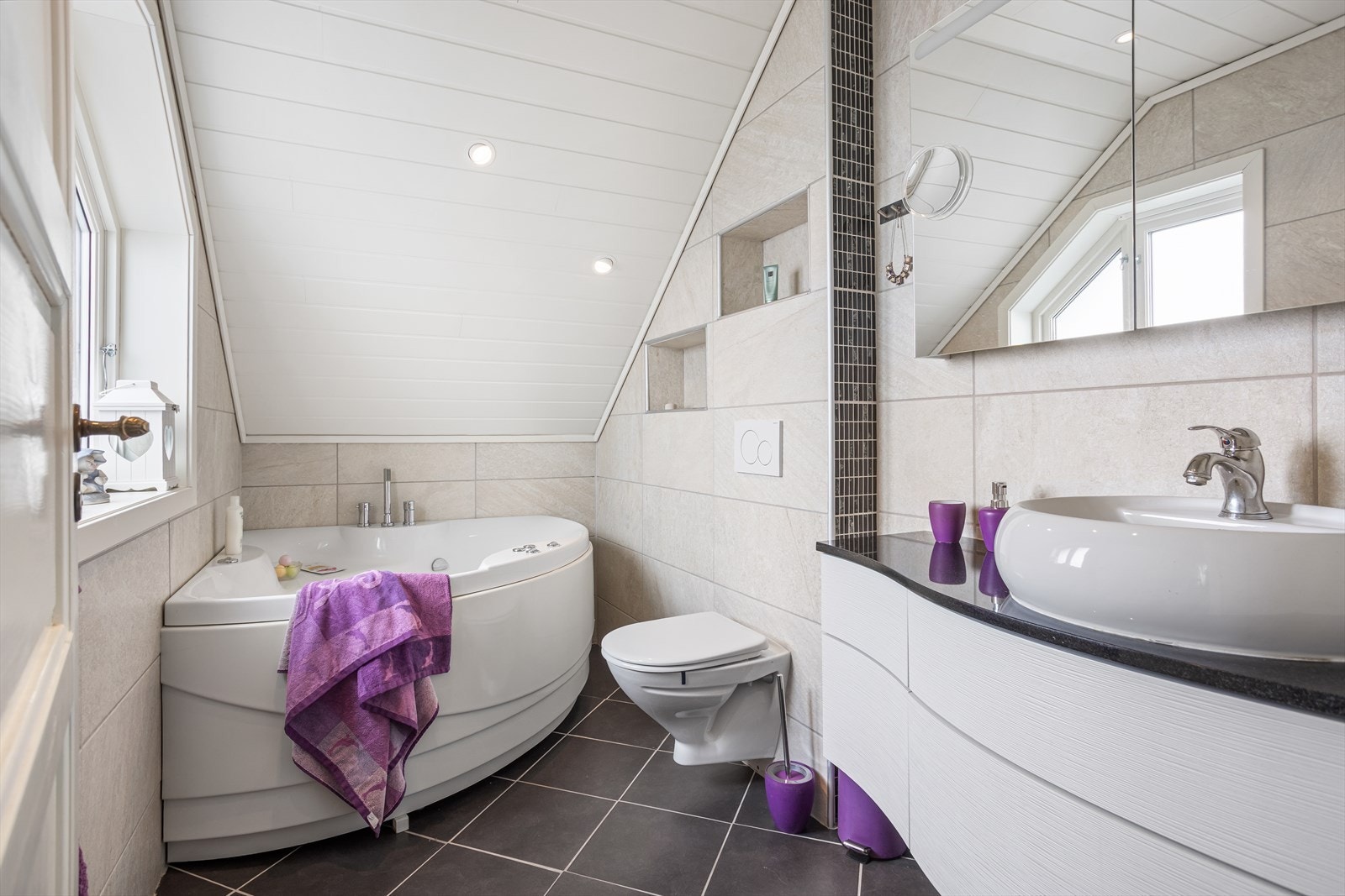 Badet på loftet ble renovert i 2017 og har boblebadekar, vegghengt toalett og elektriske varmekabler. Galleribilde
