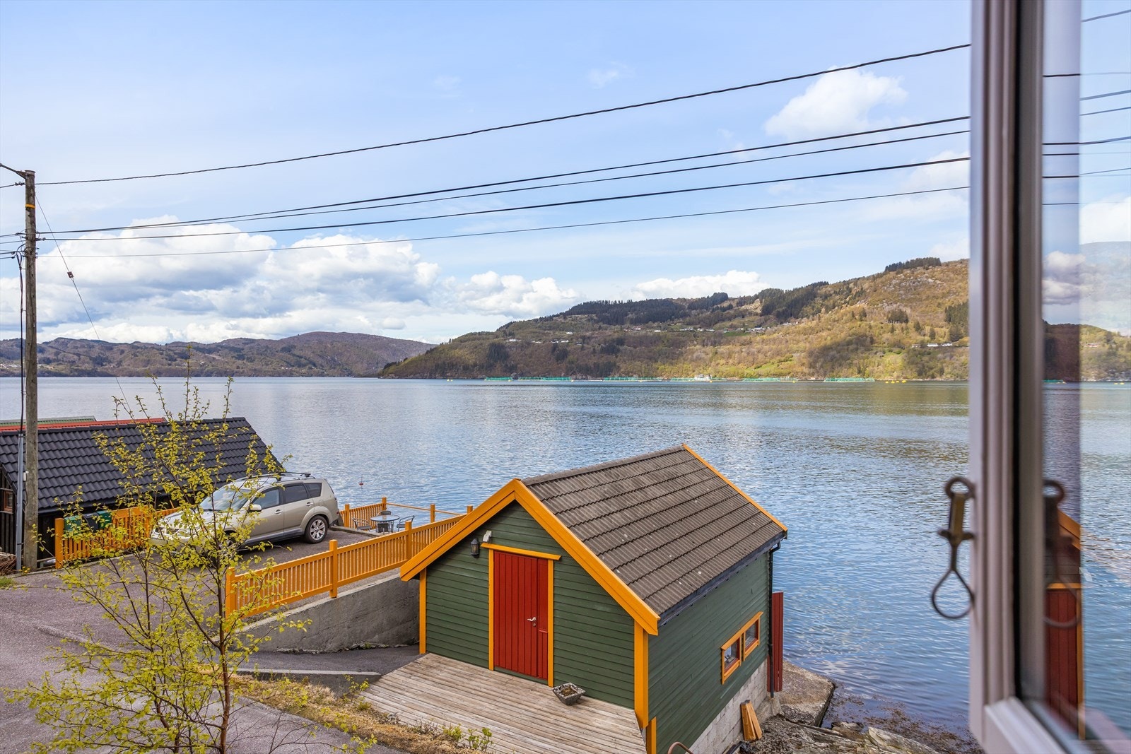 Fra flere av boligens rom har man en upåklagelig utsikt over fjorden og landskapet. Galleribilde
