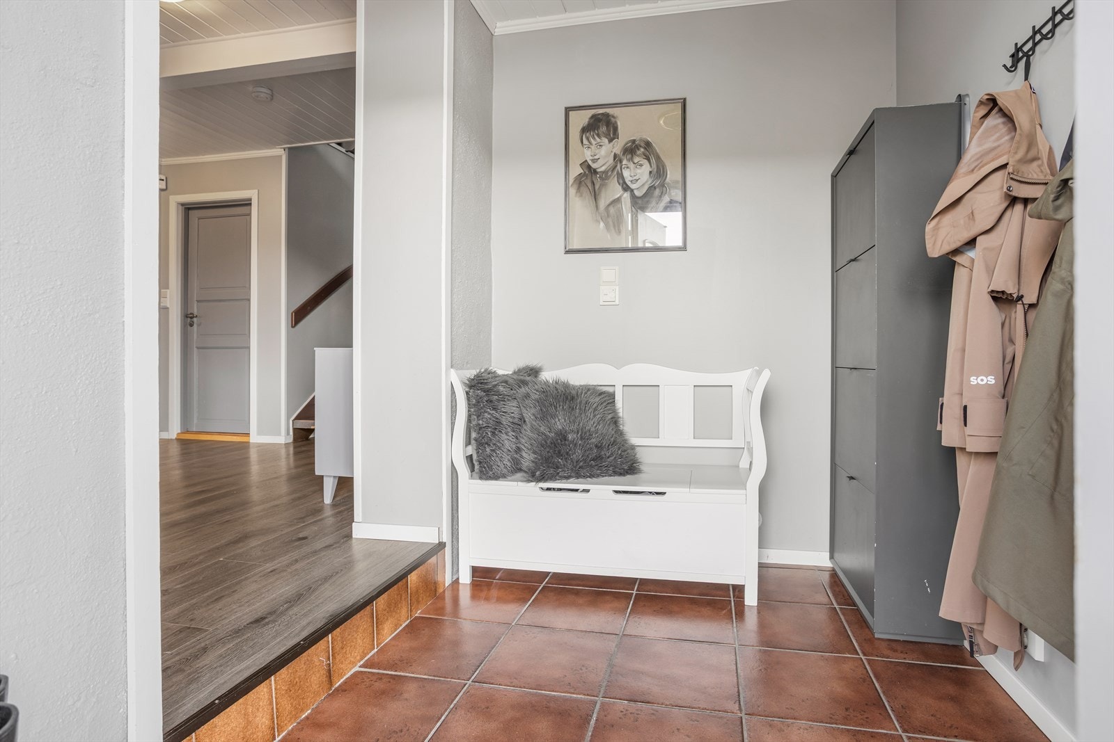 Inngangspartiet i første etasje har god plass til yttertøy og sko. Galleribilde