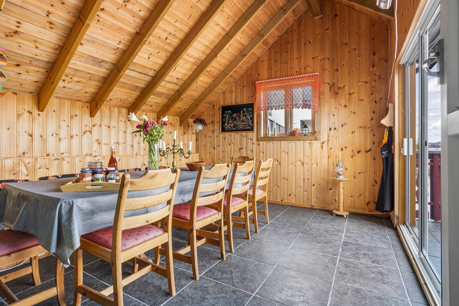 En lys utestue med utgang til takterrassen. Utestuen er oppført i 2012 og er ikke byggemeldt. Galleribilde