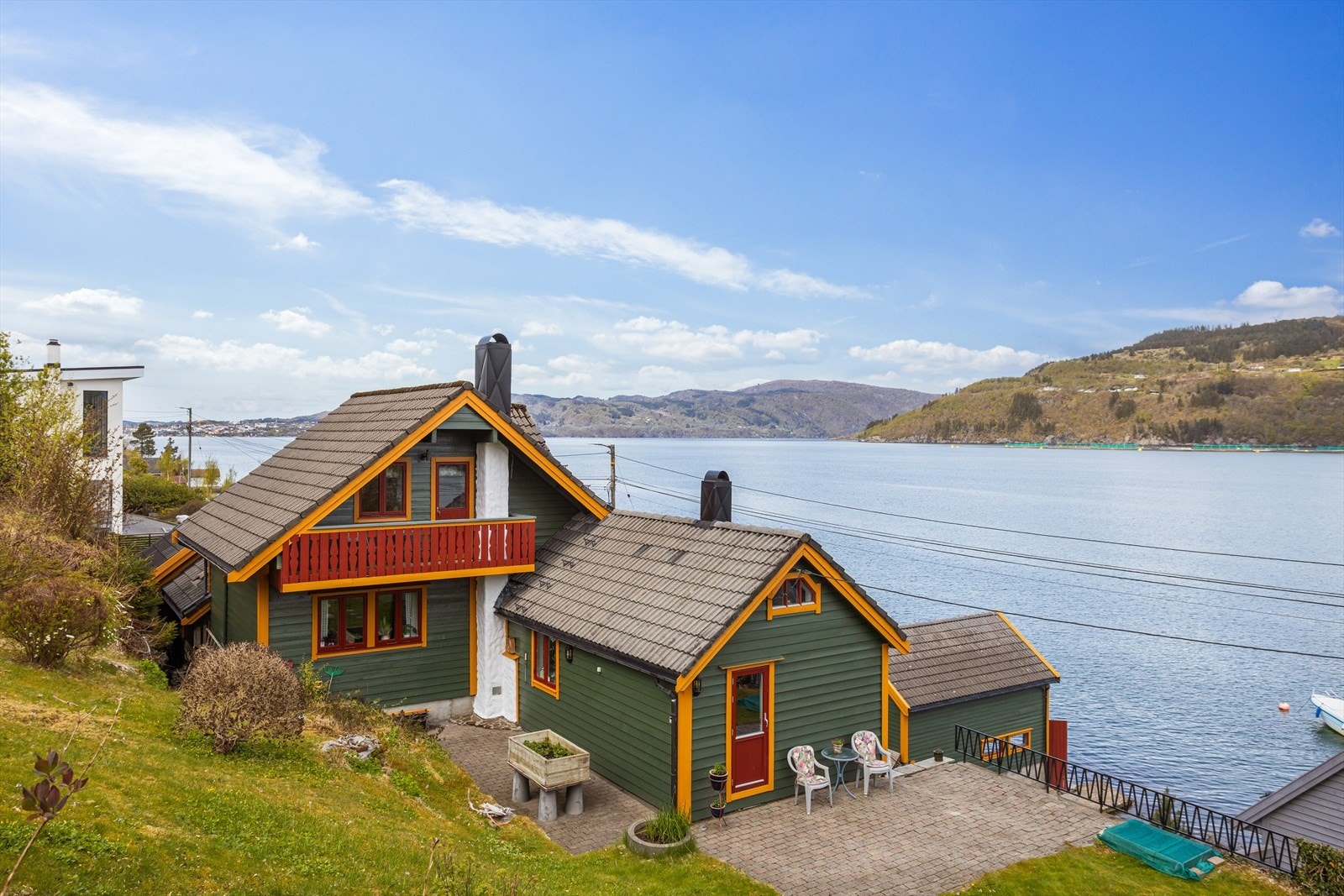 En innholdsrik enebolig med egen strandlinje og naust. Boligen er betydelig påbygget og modernisert over tid. Galleribilde