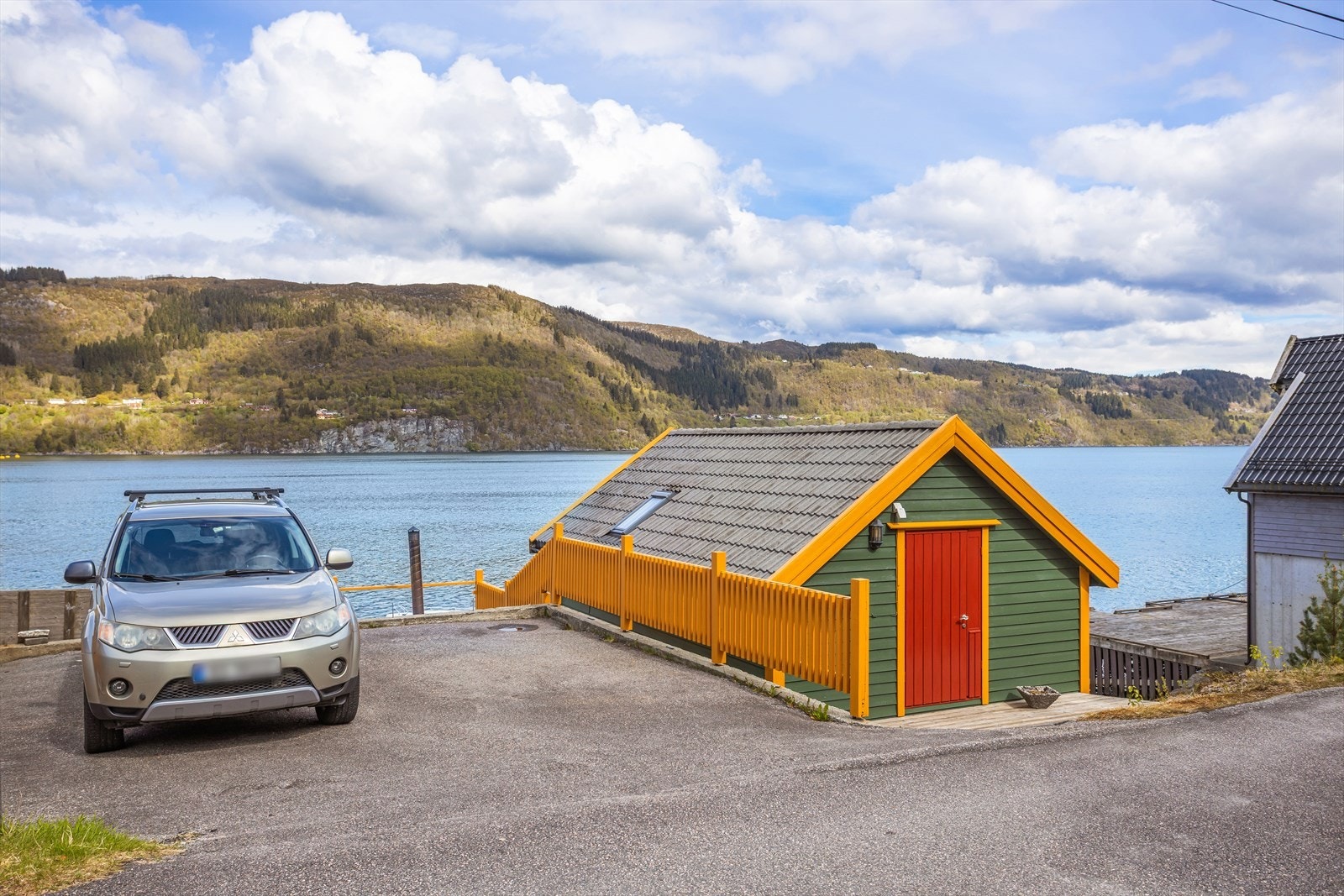 Naustet ligger idyllisk til i vannkanten, med enkel adkomst fra eiendommen. Galleribilde