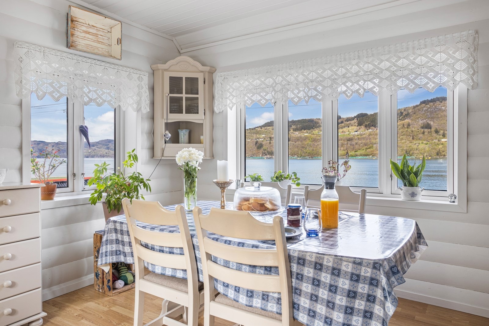 Spiseplassen på kjøkkenet har en fantastisk utsikt over fjorden. Galleribilde
