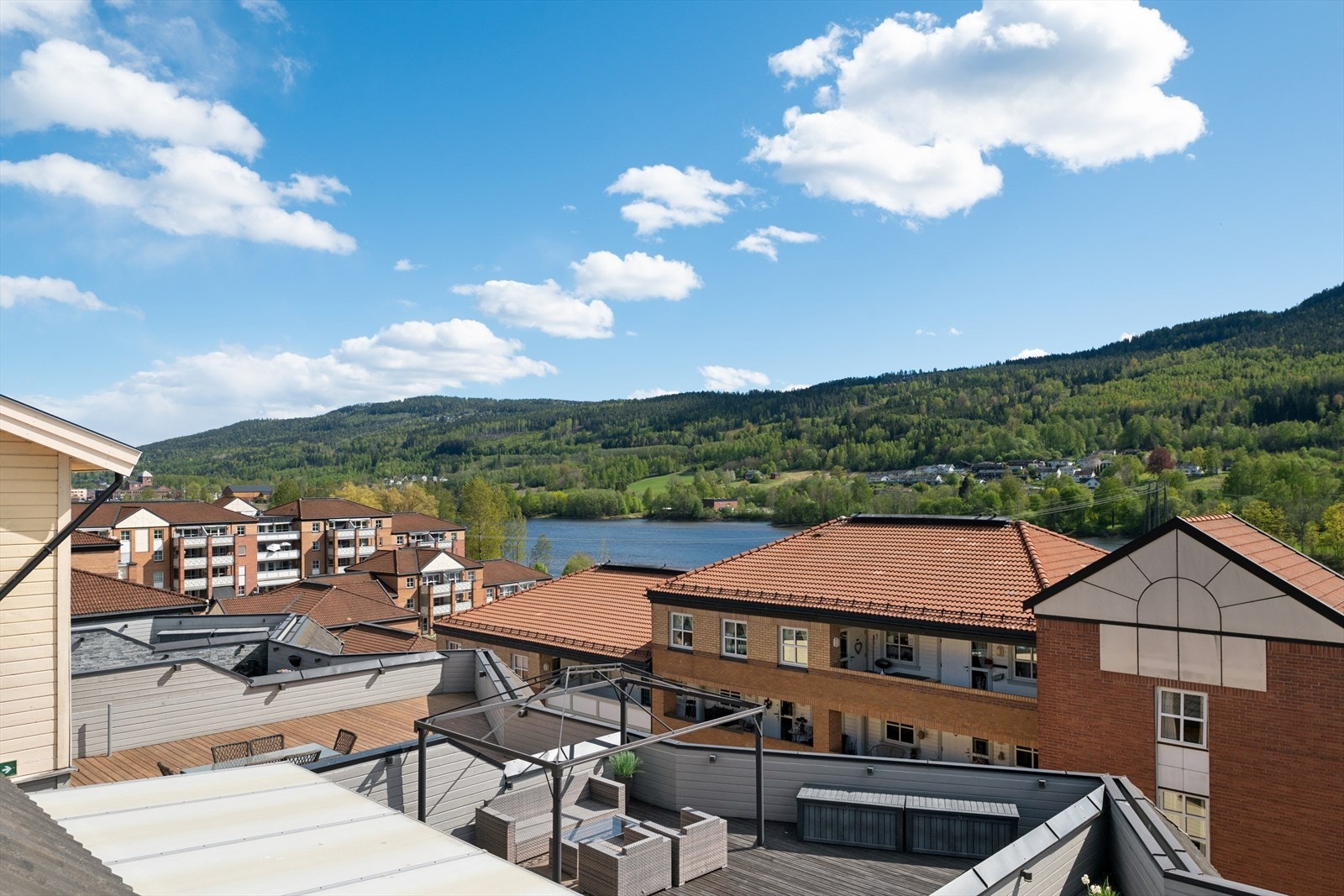 Utsikt mot de grønne åsene som omkranser Drammen. Galleribilde