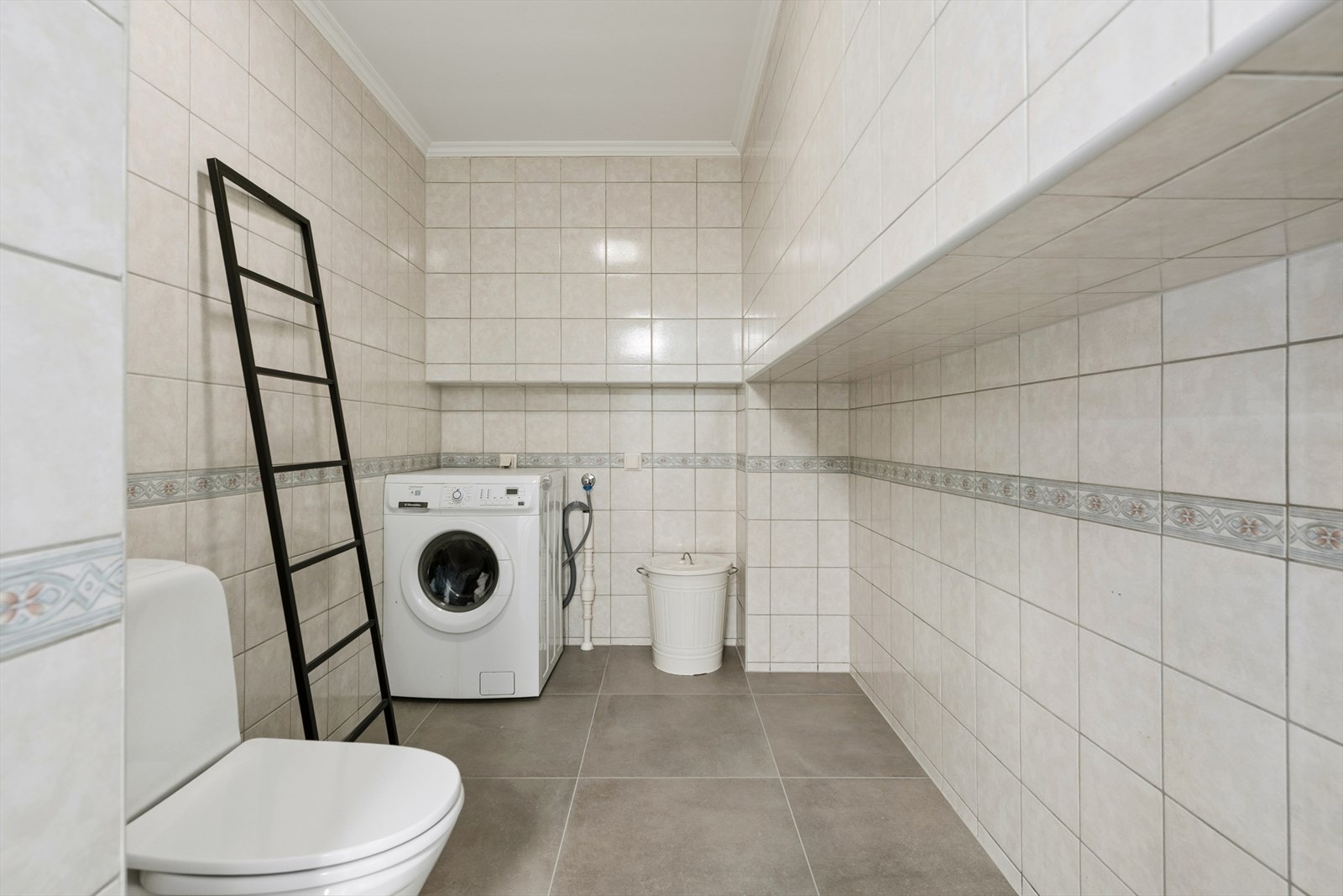 Badet er romslig og har opplegg for vaskemaskin. Galleribilde