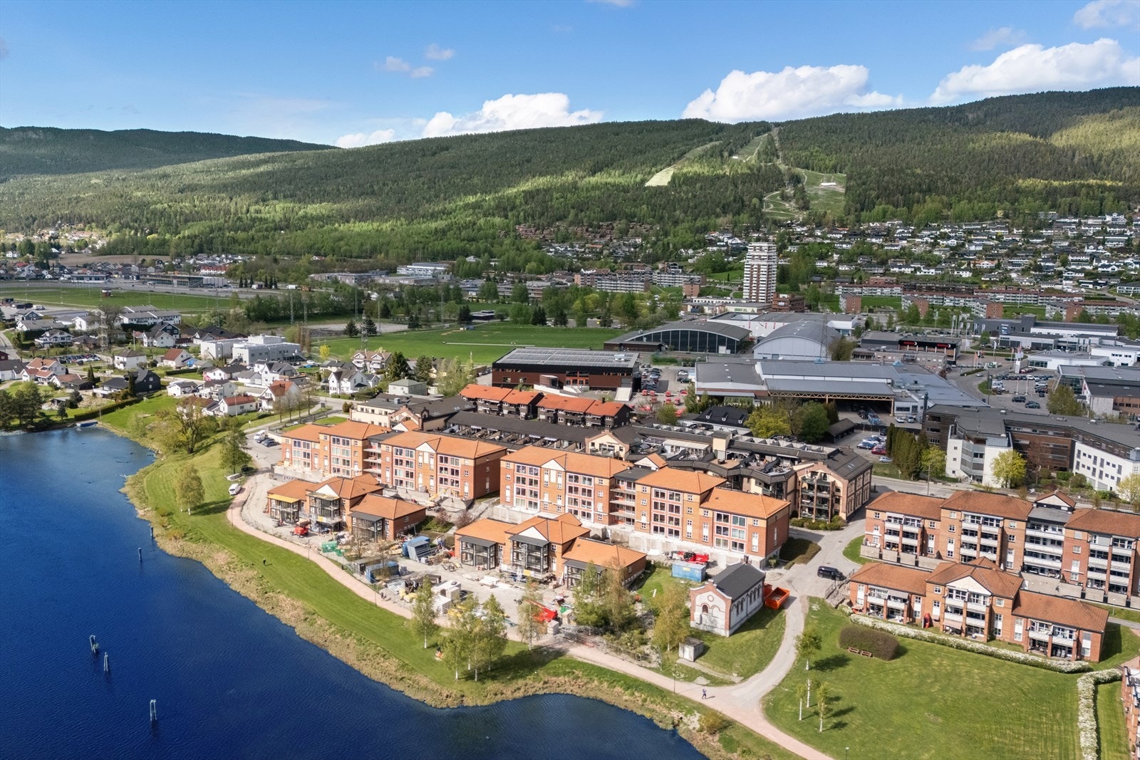 Gode oppvekstsvilkår med flere skoler og barnehager i nærheten, som Aronsløkka skole 6 minutter unna. Galleribilde
