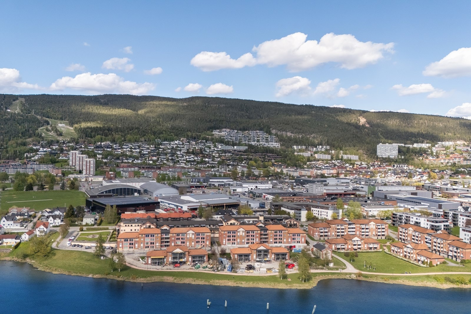 Eiendommen har enkel tilgang til flotte turområder. Elveparken byr på idylliske omgivelser med fine turstier som strekker seg mot sentrum, samt grønne friområder og sitteplasser langs elvebredden. Galleribilde
