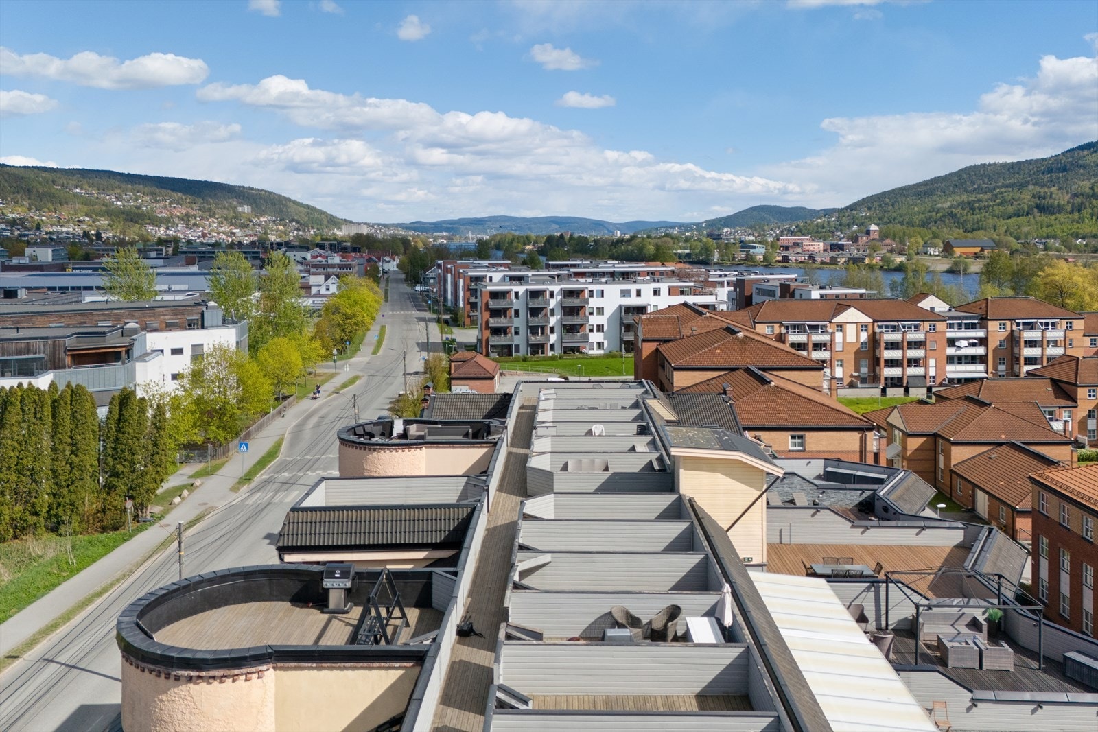 Fra takterrassen er det vid utsikt over nærområdet og mot Drammenselva. Galleribilde