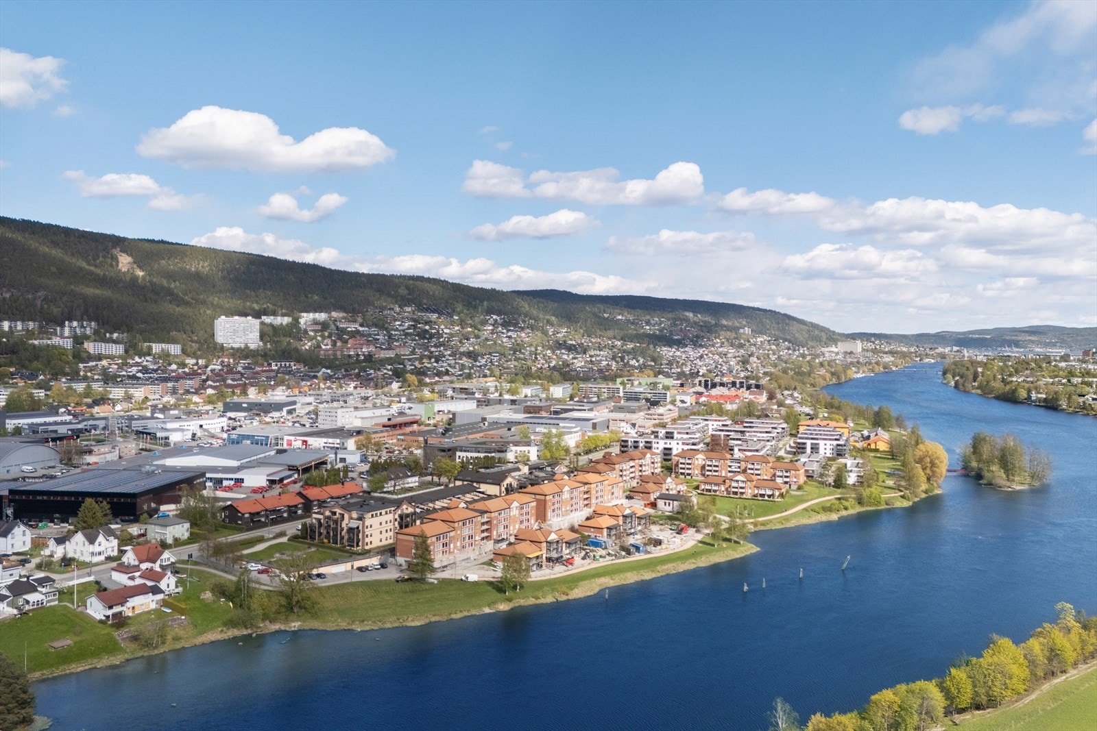 Fra leiligheten er det kun 7 minutter til Gulskogen stasjon, som gir gode pendlermuligheter. Galleribilde