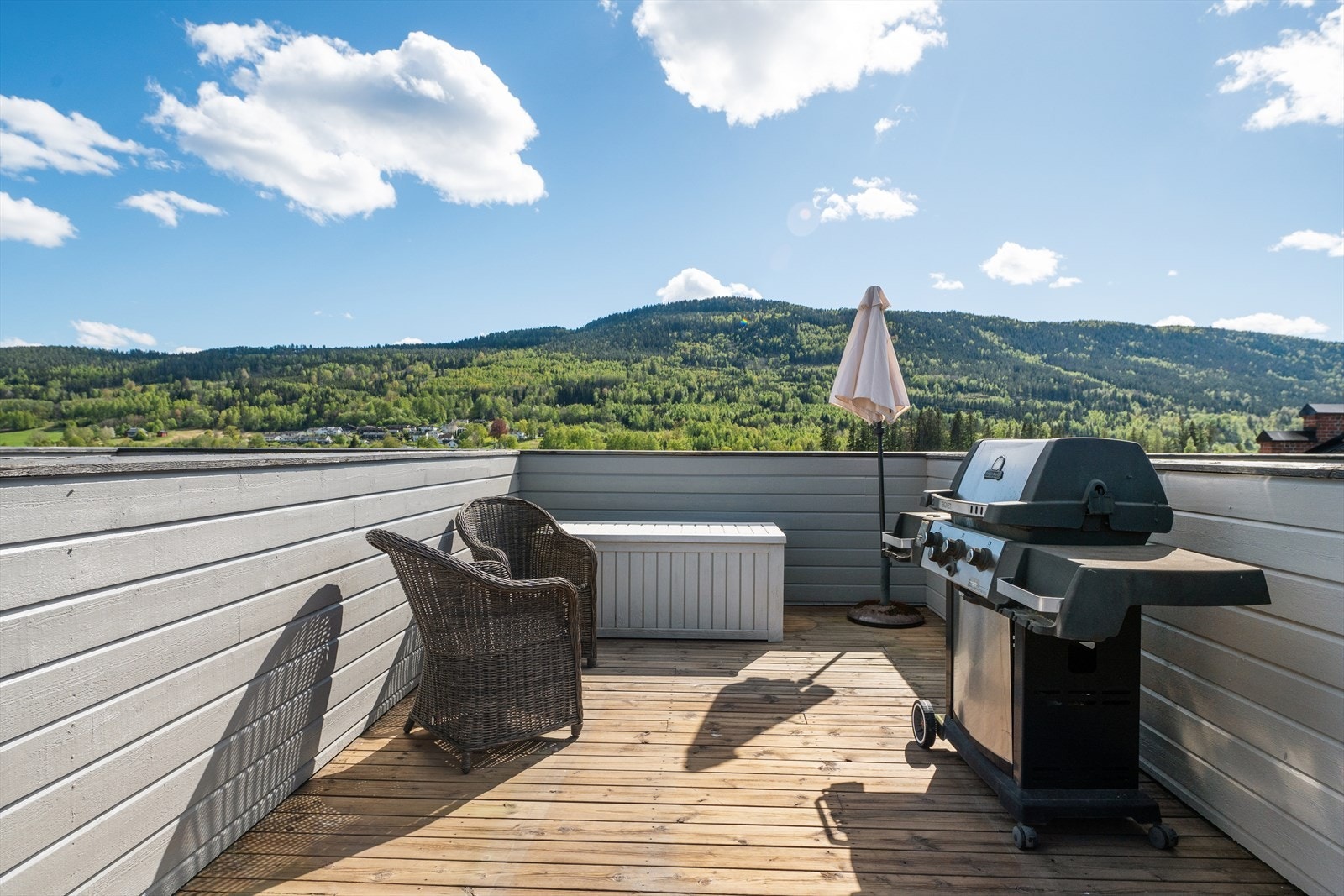 Leiligheten disponerer en privat takterrasse på ca. 16 m². Galleribilde