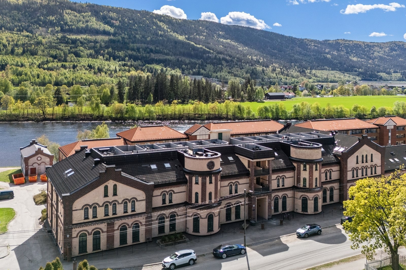 Leiligheten ligger i et veletablert, attraktivt og barnevennlig boligområde på Åssiden. Bygget fra 1917 har høy bevaringsverdi (Klasse B) og en unik industrihistorisk karakter. Galleribilde