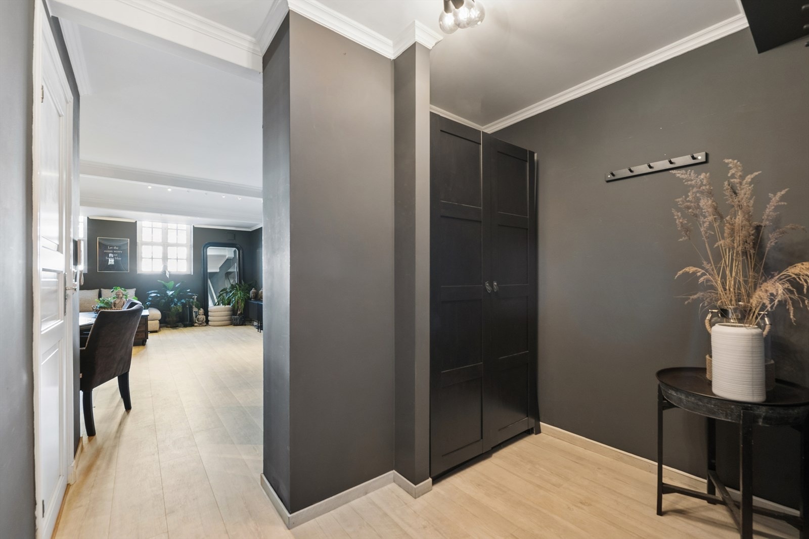 Entréen gir et godt førsteinntrykk og har plass til yttertøy og sko. Galleribilde
