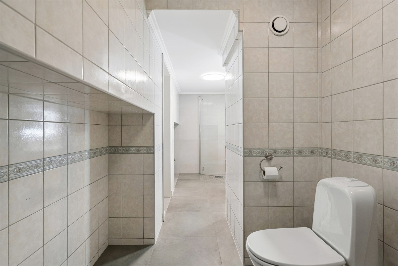 Det flislagte badet har elektriske varmekabler i gulvet for økt komfort. Galleribilde