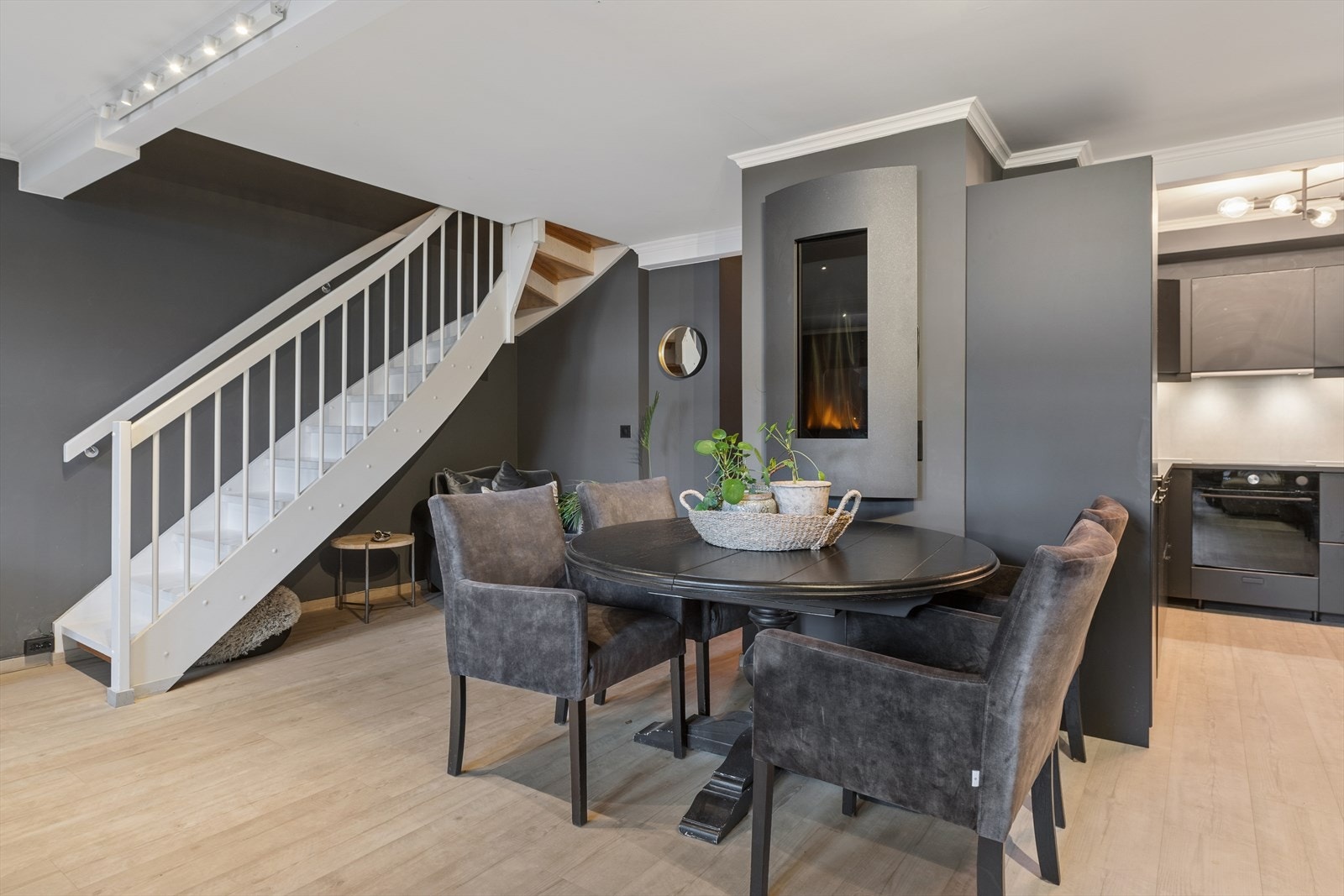 Den malte tretrappen med rekkverk og håndløper forbinder de to etasjene. Galleribilde