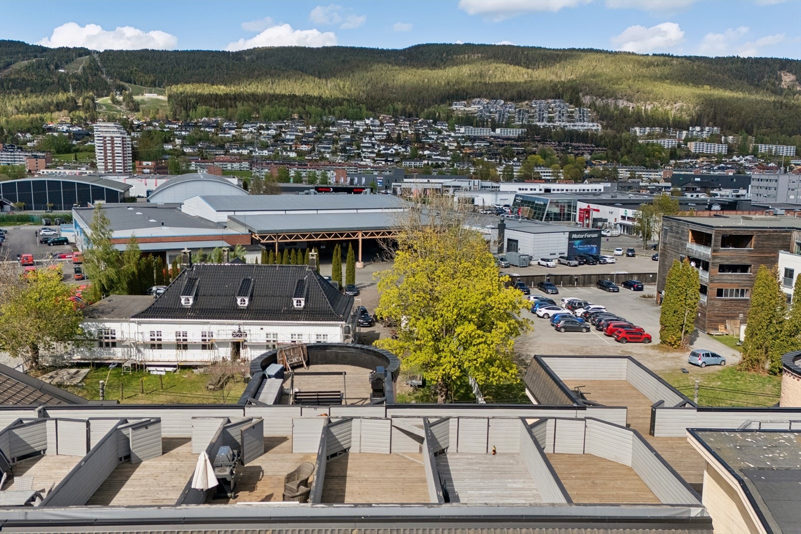 Kort vei til servicetilbud som Gulskogen Senter, kun 8 minutter unna med bil. Galleribilde