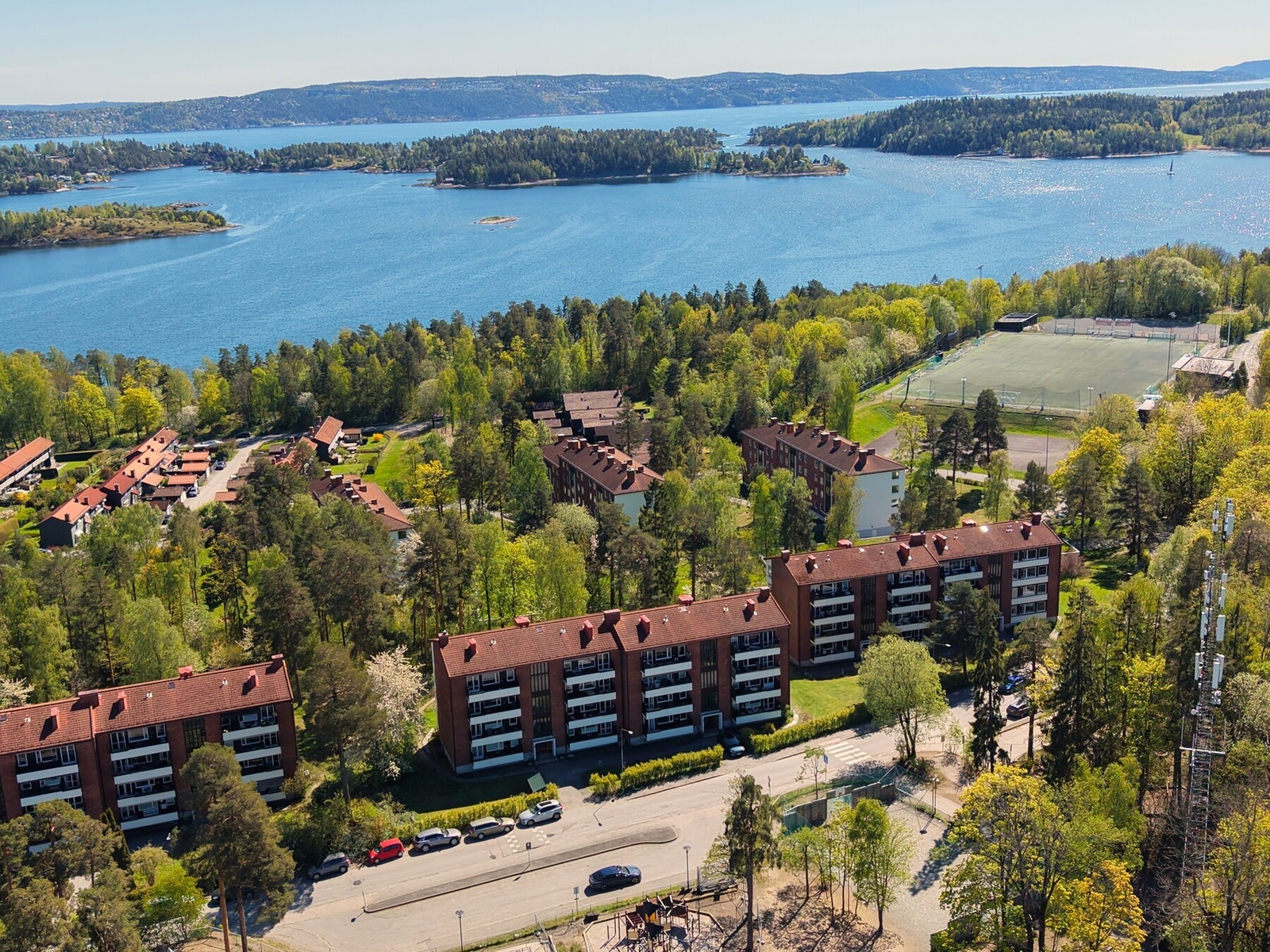 Fjordveien ligger idyllisk til på nedre Høvik - Sjønært og rolig. Galleribilde
