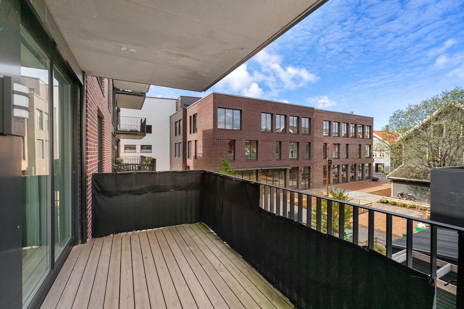 Balkongen har et areal på 8 m², og har god plass til utemøbler. Galleribilde