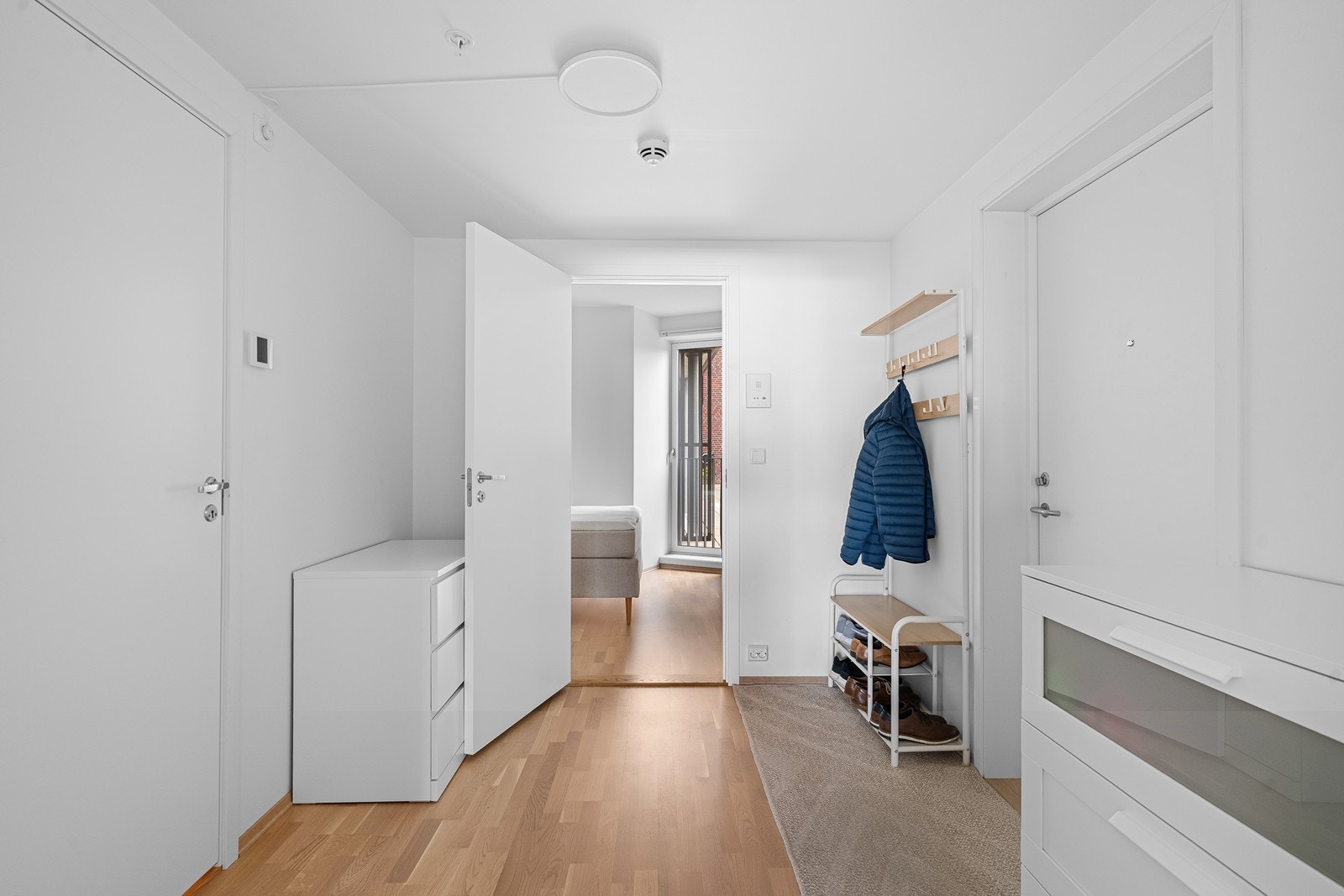 Lys og stilrent inngang med god plass til yttertøy og sko. Galleribilde
