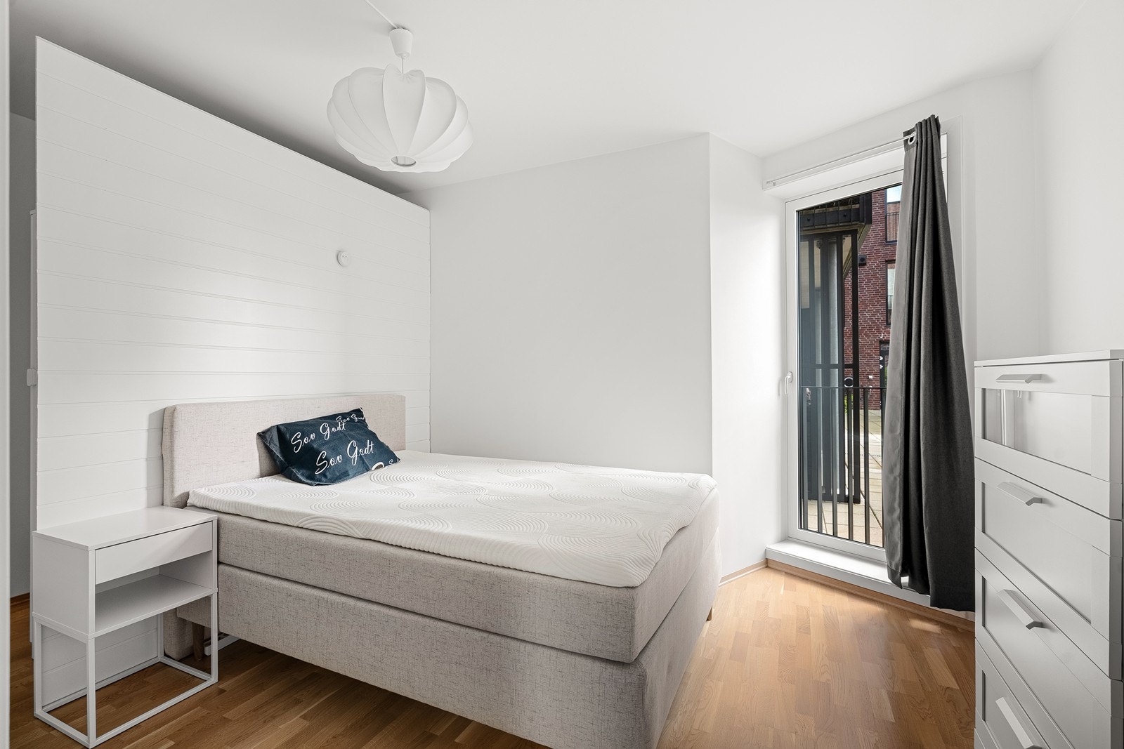 Soverommet er lyst og har gulv av parkett og vegger med malte plater. Galleribilde