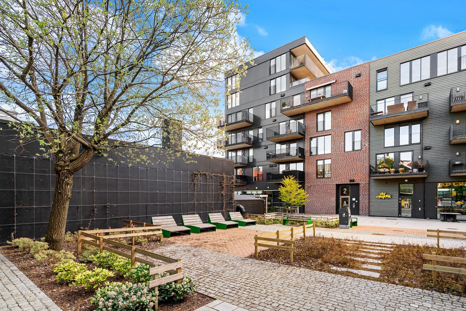 Felles uteområde med benker og grøntanlegg gir muligheter for rekreasjon. Galleribilde