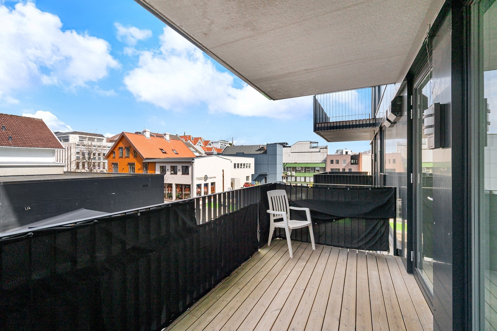 Takoverbygg gir ly for vær og vind. Galleribilde