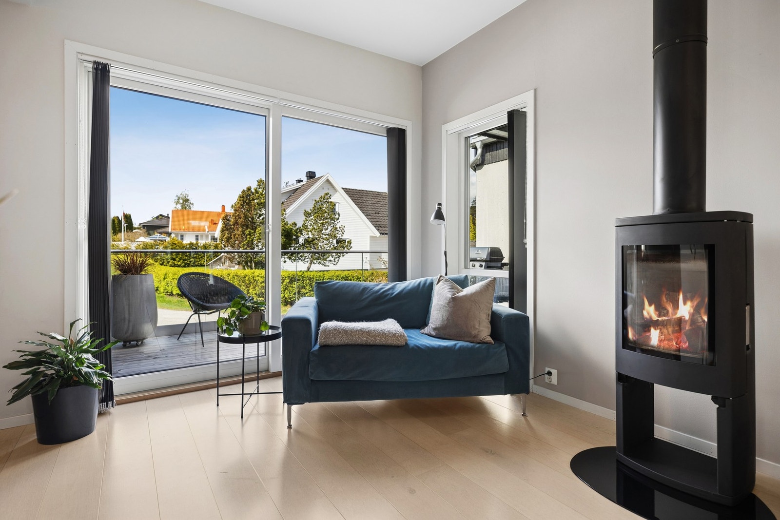 Fra stuen i 2.etasje er det utgang til delvis overbygget vestvendt terrasse på ca. 18 kvm! Galleribilde
