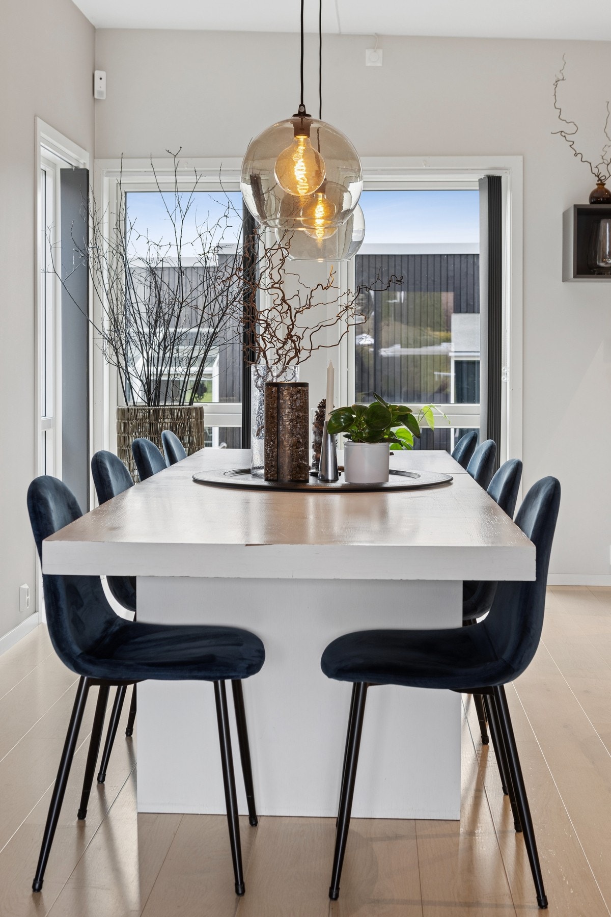 Planløsning gir rom for både spisebord og sofagruppe. Galleribilde