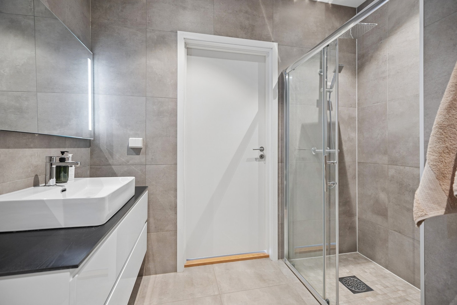 Badet i 2.etasje fremstår svært delikat med moderne fliser og stilrent servant. Galleribilde