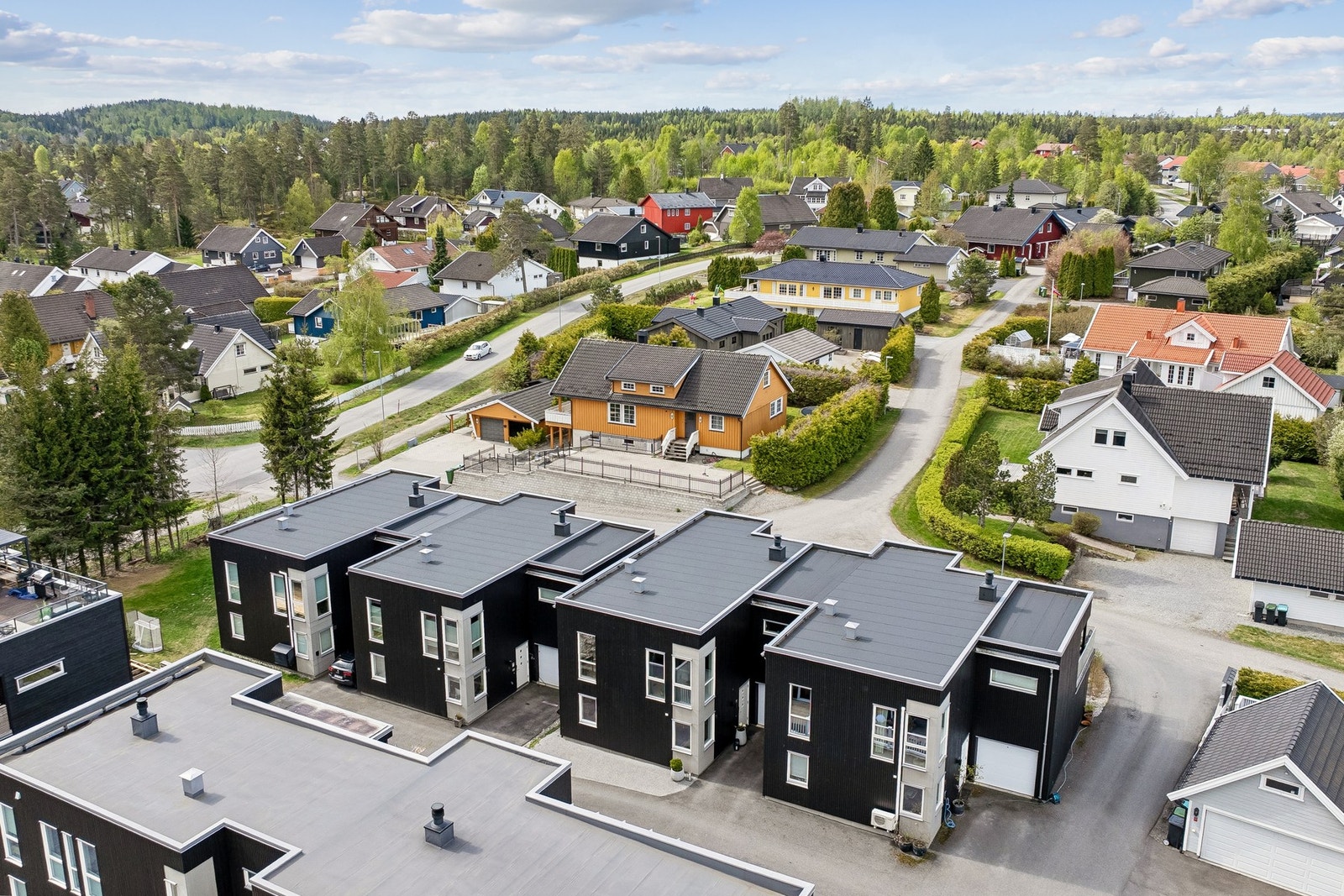 Boligen har en svært god beliggenhet i et meget barnevennlig boligområde på Fladbyseter, like utenfor Jessheim sentrum i Ullensaker kommune. Galleribilde